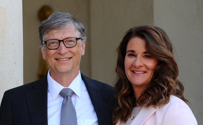 bill y melinda gates posando sonrientes