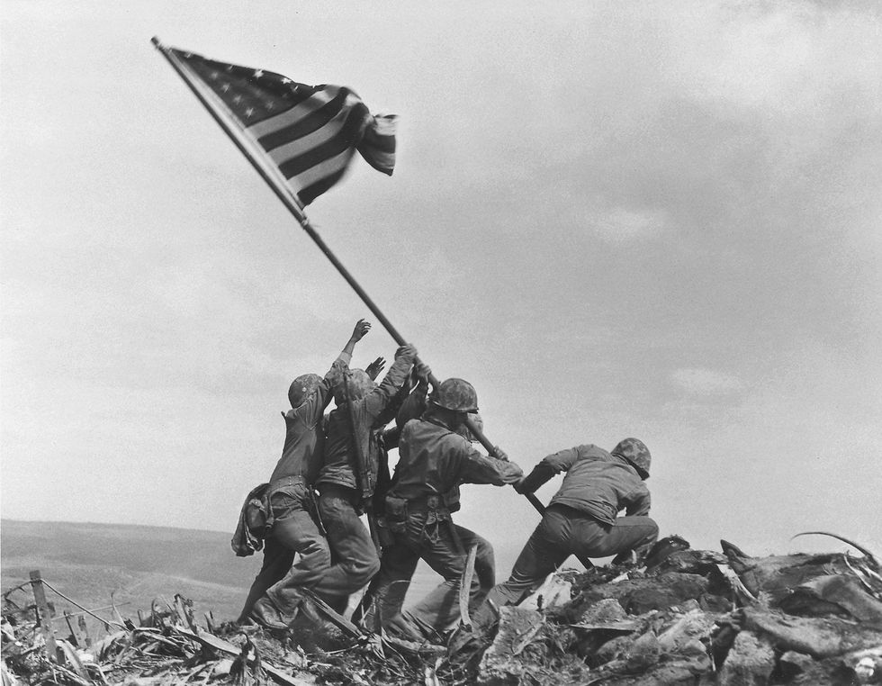 Zes Amerikaanse mariniers hijsen op 23 februari 1945 vijf dagen na het begin van de Slag om Iwo Jima de Amerikaanse vlag op de vulkaan Suribachi Drie van deze mannen zouden sneuvelen voordat de strijd uiteindelijk werd gewonnen Van de militairen die vochten op Iwo Jima kregen 27 de Amerikaanse Medal of Honor uitgereikt een groter aantal dan in welke andere veldslag in de Amerikaanse geschiedenis dan ook