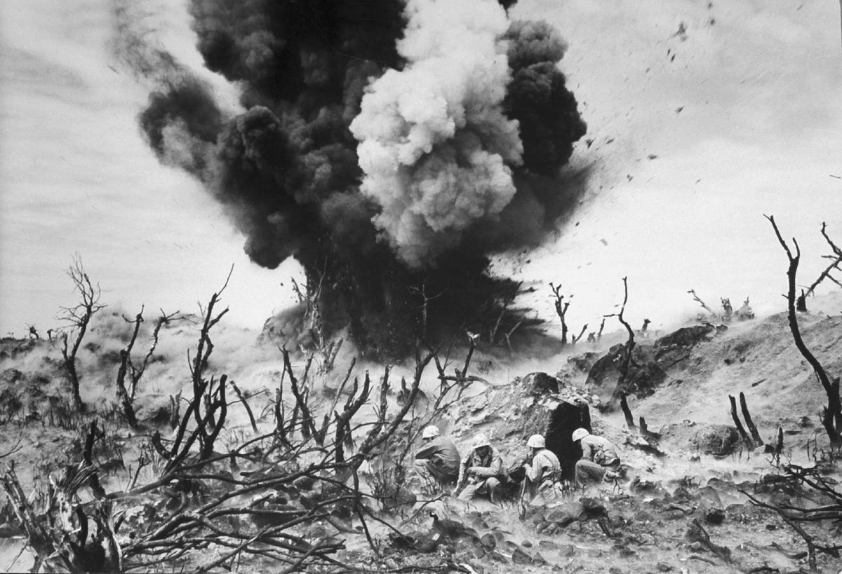 De Slag om Iwo Jima een van de heftigste gevechten in de Tweede Wereldoorlog in de Grote Oceaan begon op 19 februari 1945 en duurde 36 dagen waarbij het bolwerk dat het eiland vormde werd verwoest