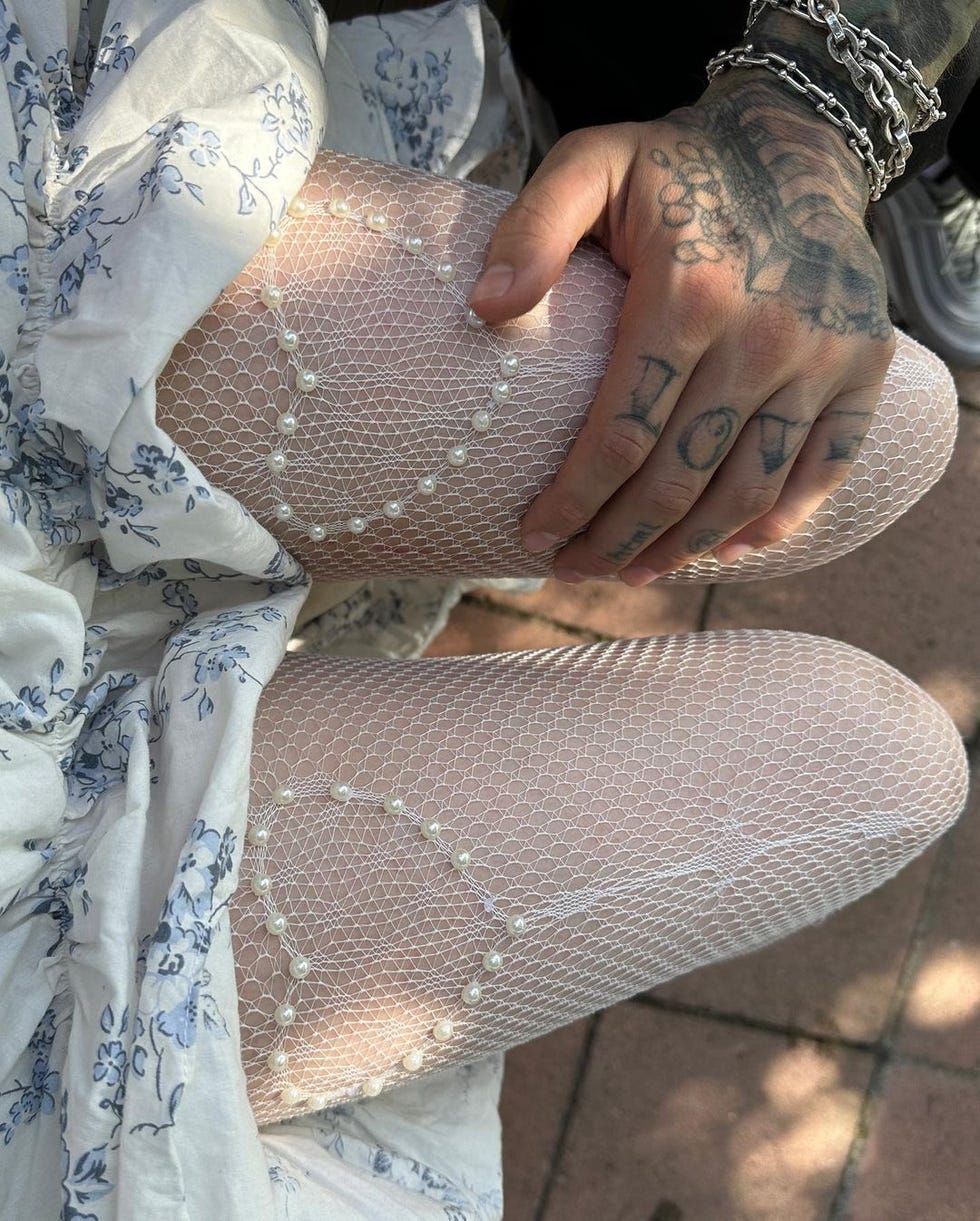 billie eilish's boyfriend's hand on her leg