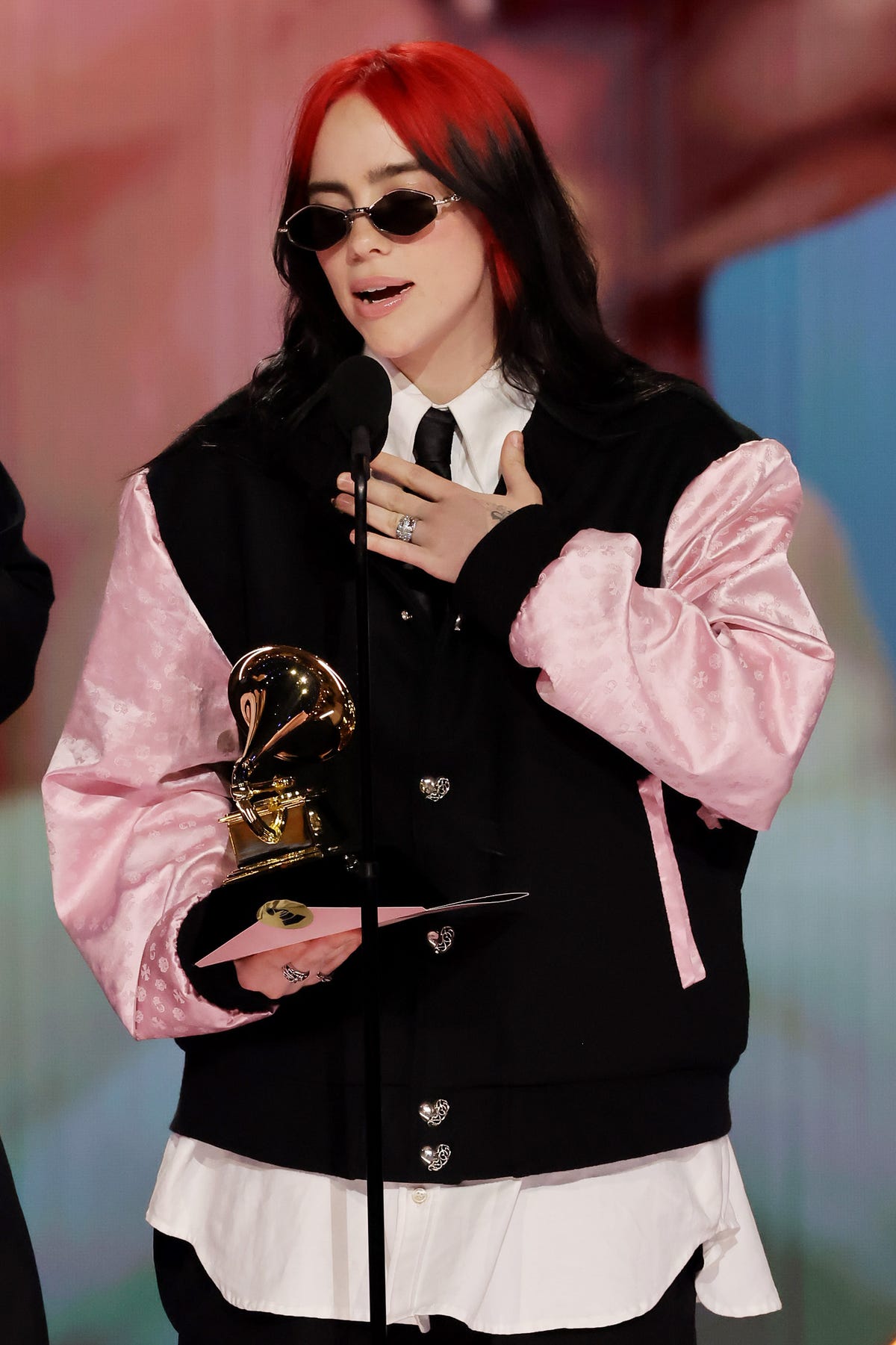 Billie Eilish verschijnt in opvallende look op podium Grammy Awards