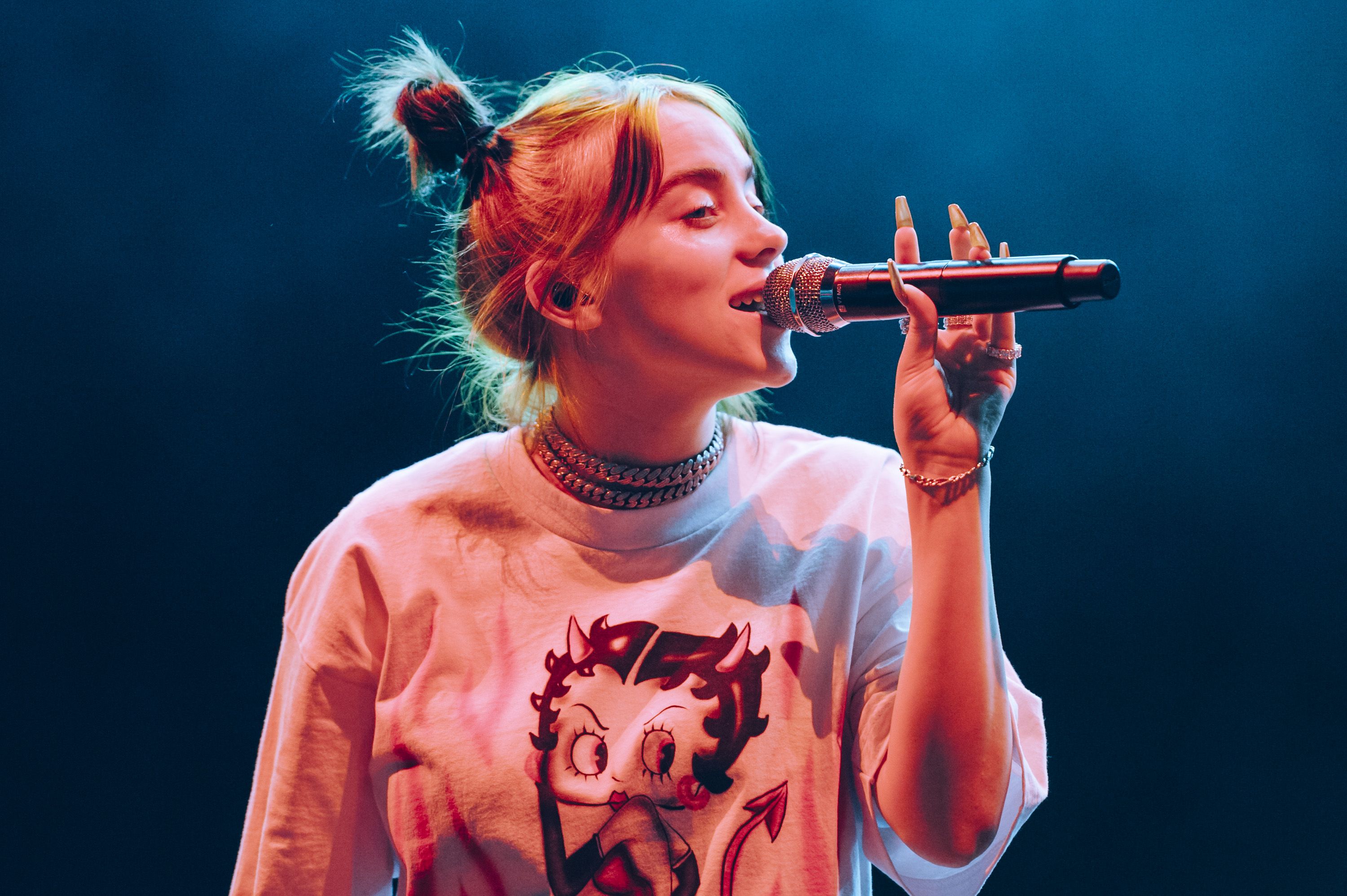 Billie Eilish aparece de mãos dadas com vocalista do The