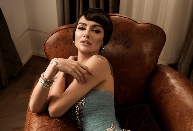 Birce Akalay Amor en blanco y negro