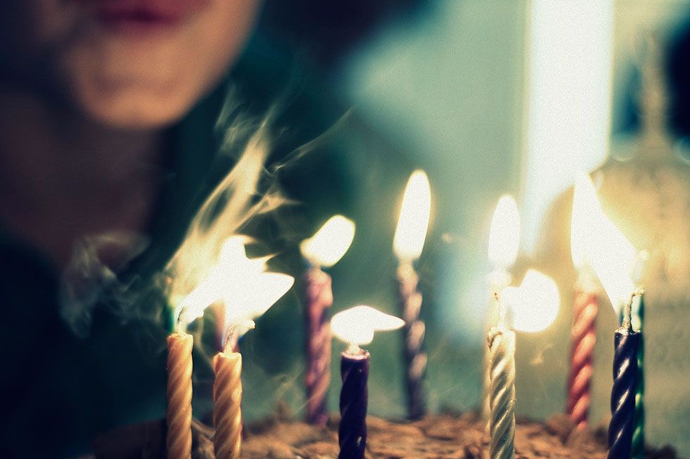 Emisoras Unidas - ¿De dónde proviene la tradición de soplar velas en los  cumpleaños?