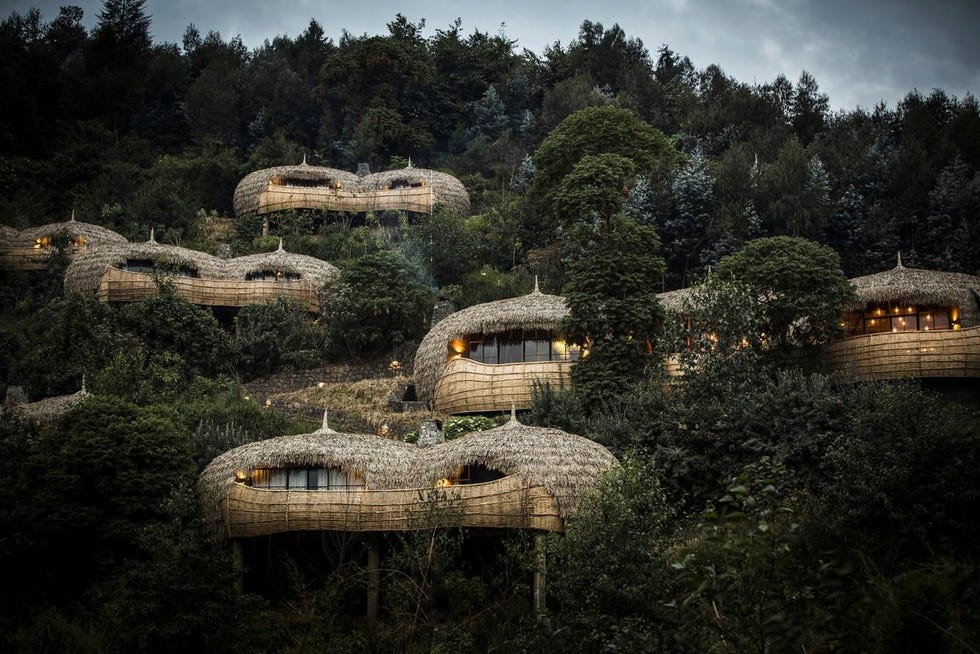 Bisate Lodge in Rwanda met karakteristieke villas