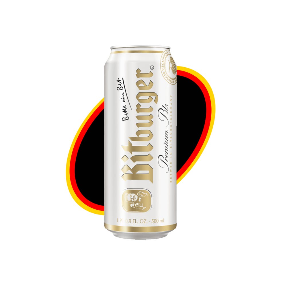 Lata de cerveza Bitburger Premium Pils con fondo de bandera alemana