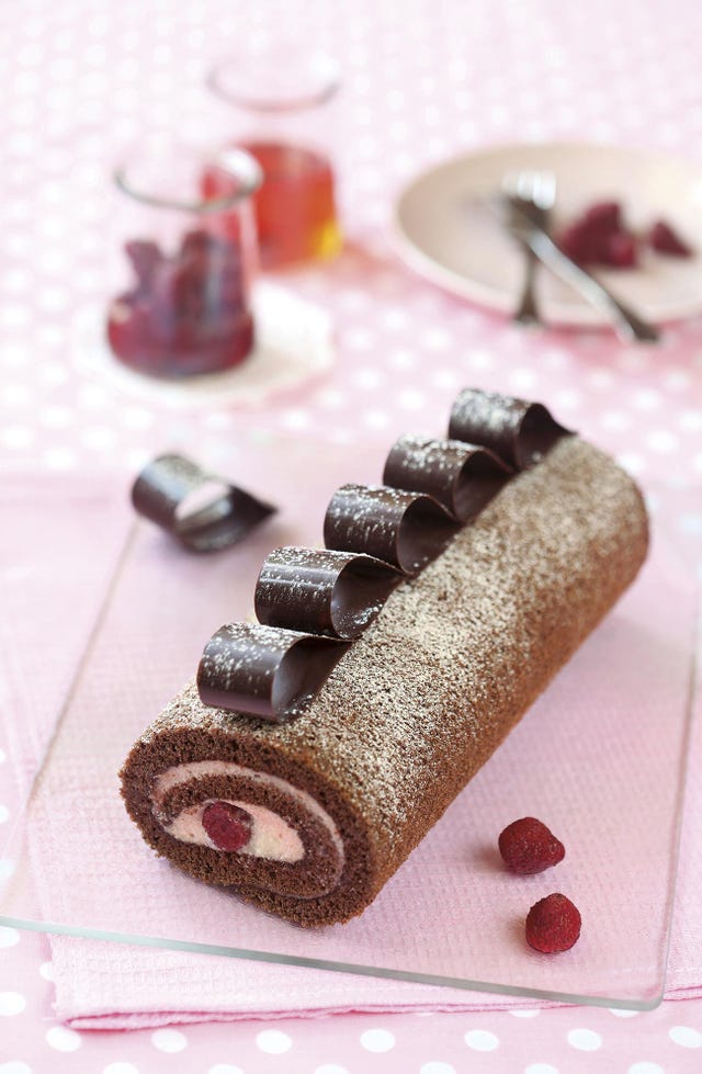 bizcocho de chocolate enrollado con crema de fresas