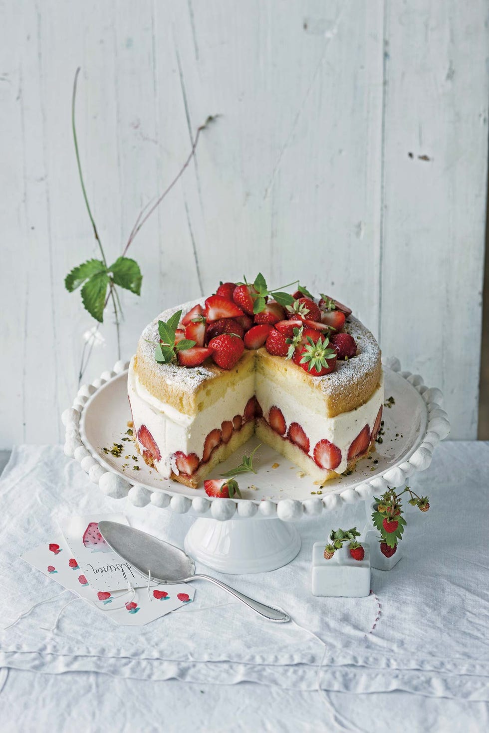 bizcocho relleno de fresas con nata