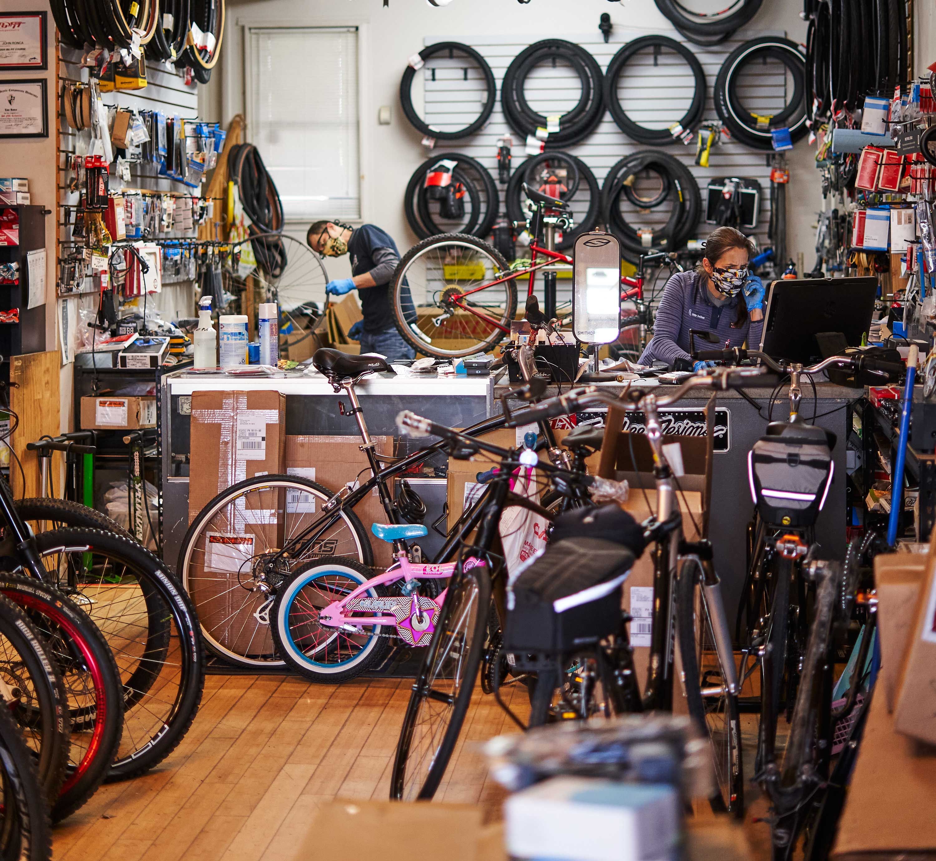 Staan voor toonhoogte veiligheid Local Bike Shops Are Community Lifelines. It Took a Global Pandemic to  Remind Us