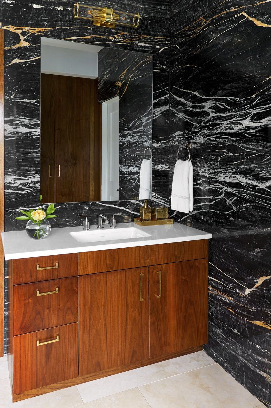 https://hips.hearstapps.com/hmg-prod/images/black-and-white-bathrooms-j-fisher-interiors-1637343796.jpeg?crop=0.9333333333333333xw:1xh;center,top&resize=980:*