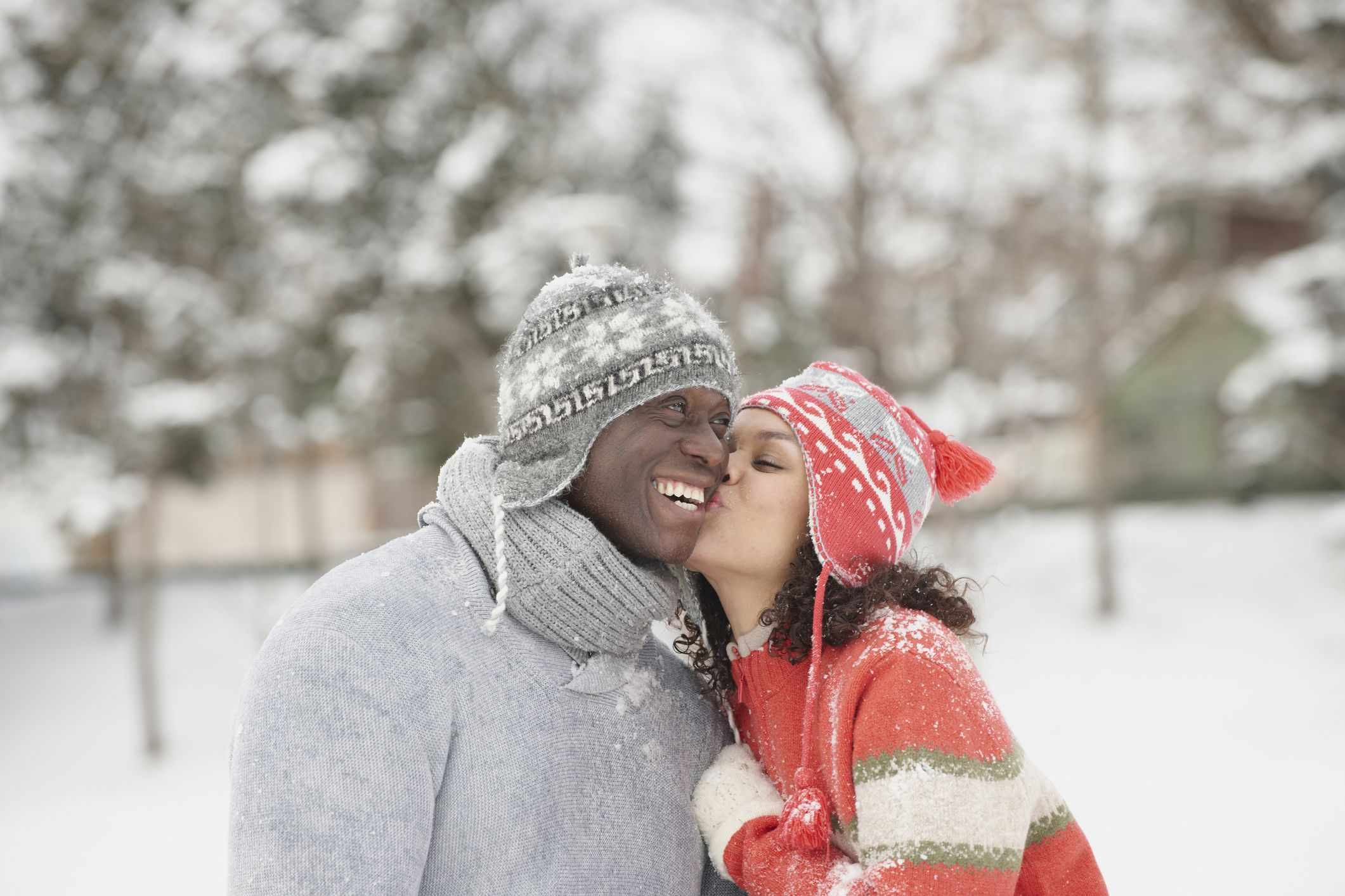 10 Easy, Romantic & Fun Poses for Your Engagement Photos