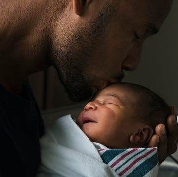 padre besando a su bebé recién nacido