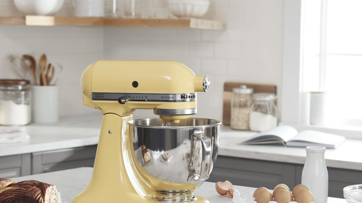 https://hips.hearstapps.com/hmg-prod/images/black-friday-kitchenaid-mixer-deals-2021-1633715435.png?crop=1xw:0.8058007566204287xh;center,top&resize=1200:*