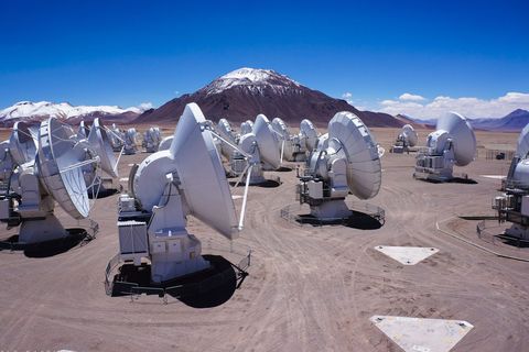 Een deel van de ALMAarray een cluster van 66 radioschotels in de Chileense Atacamawoestijn