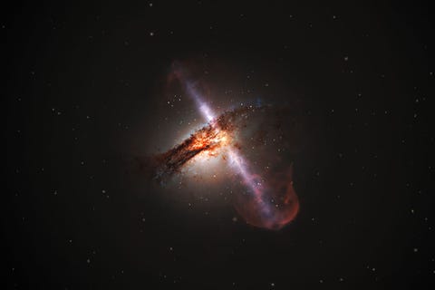 In deze opname van de Hubbletelescoop zendt het superzware zwarte gat in het centrum van dit sterrenstelsel kosmische jets uit de jets bestaan uit deeltjes met extreem hoge snelheden