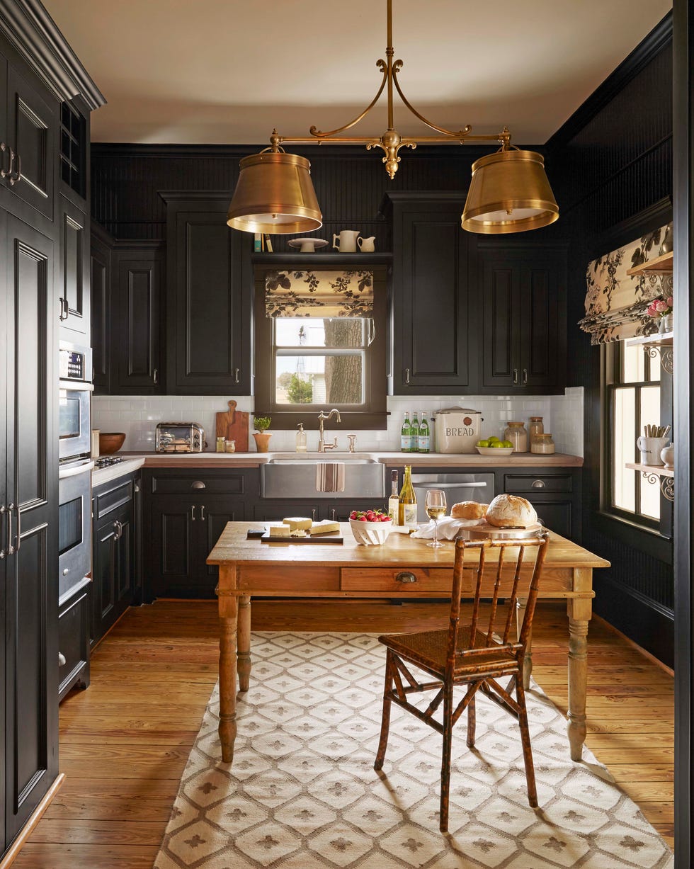 https://hips.hearstapps.com/hmg-prod/images/black-kitchen-paint-color-1589948095.jpg?crop=0.979xw:0.817xh;0.0207xw,0.146xh&resize=980:*