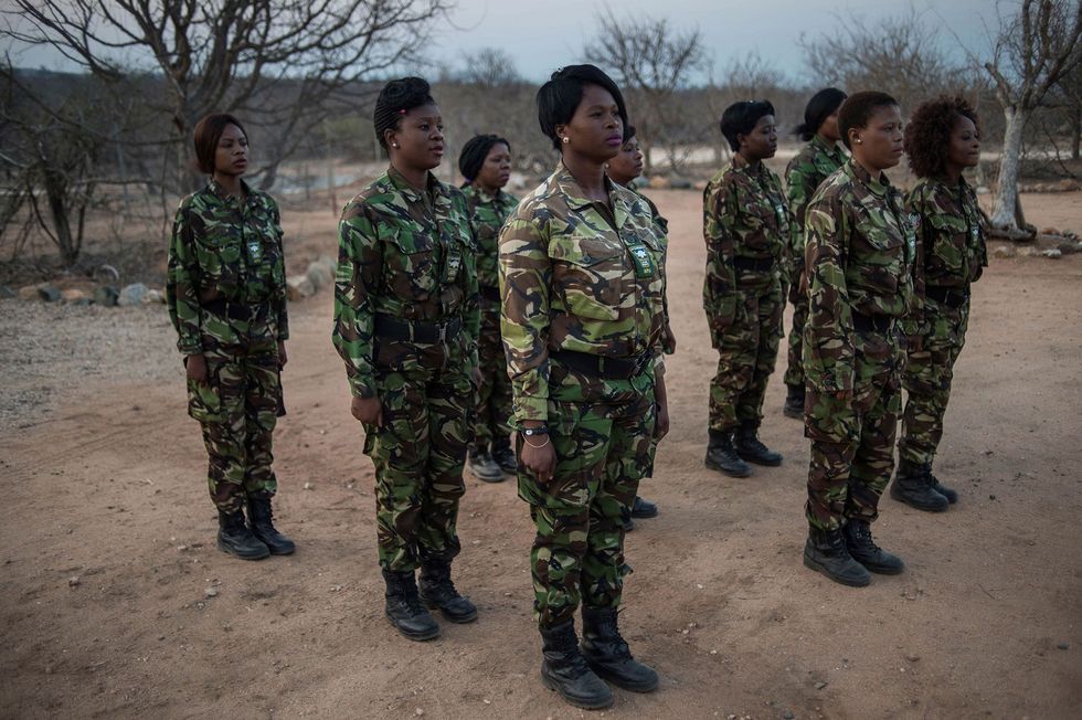 Leden van de Black Mambas bereiden zich voor op nachtelijke patrouilles door het ZuidAfrikaanse natuurreservaat van Balule