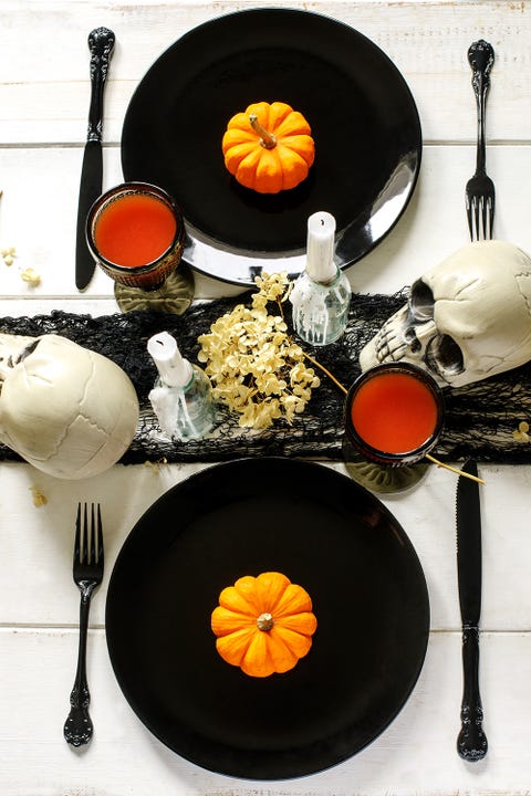 black plate Halloween table decor