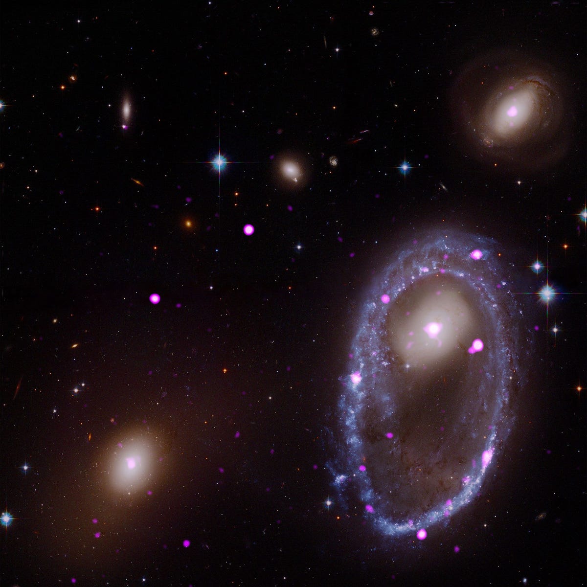 In deze compositiefoto samengesteld uit opnamen van de ruimtetelescopen Hubble en Chandra is het ringstelsel AM 0644741 te zien ook wel de LindsayShapley Ring genoemd