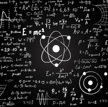 schoolbord vol met natuurkundige berekeningen