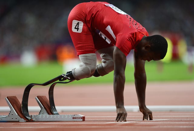el atleta amputado blake leeper se pone en los tacos de salida durante los juegos paralímpicos de londres 2012 con dos prótesis en forma de piernas