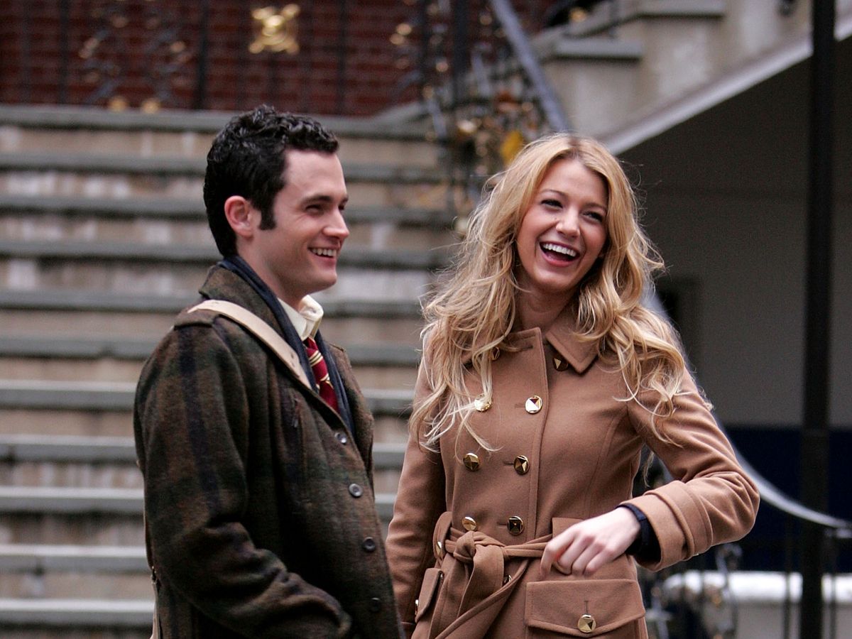 https://hips.hearstapps.com/hmg-prod/images/blake-lively-and-penn-badgley-on-location-for-gossip-girl-news-photo-1676494235.jpg?crop=1xw:0.45625xh;center,top&resize=1200:*