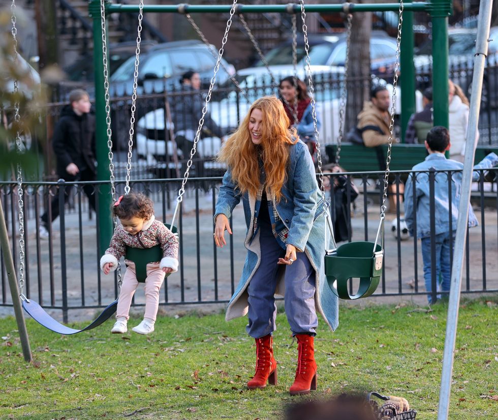 blake lively en een kind in de speeltuin voor de opnames van it ends with us in jersey city in januari 2024