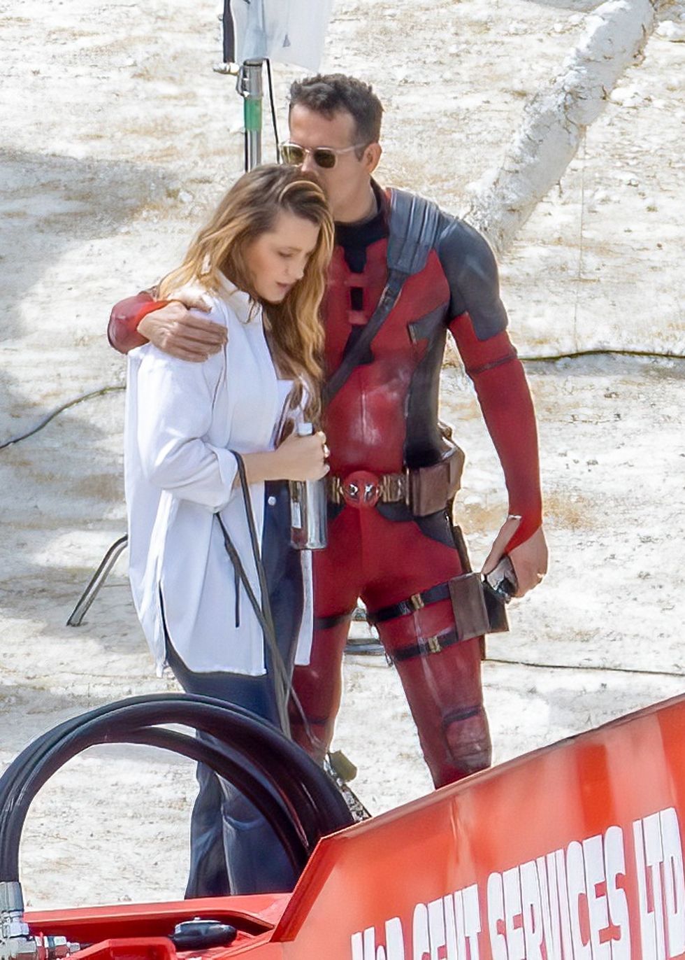 Ryan Reynolds And Blake Lively Photographed Kissing On Set 