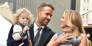 Blake Lively en Ryan Reynolds poseren bij de Hollywood Walk of Fame met dochters James en Inez