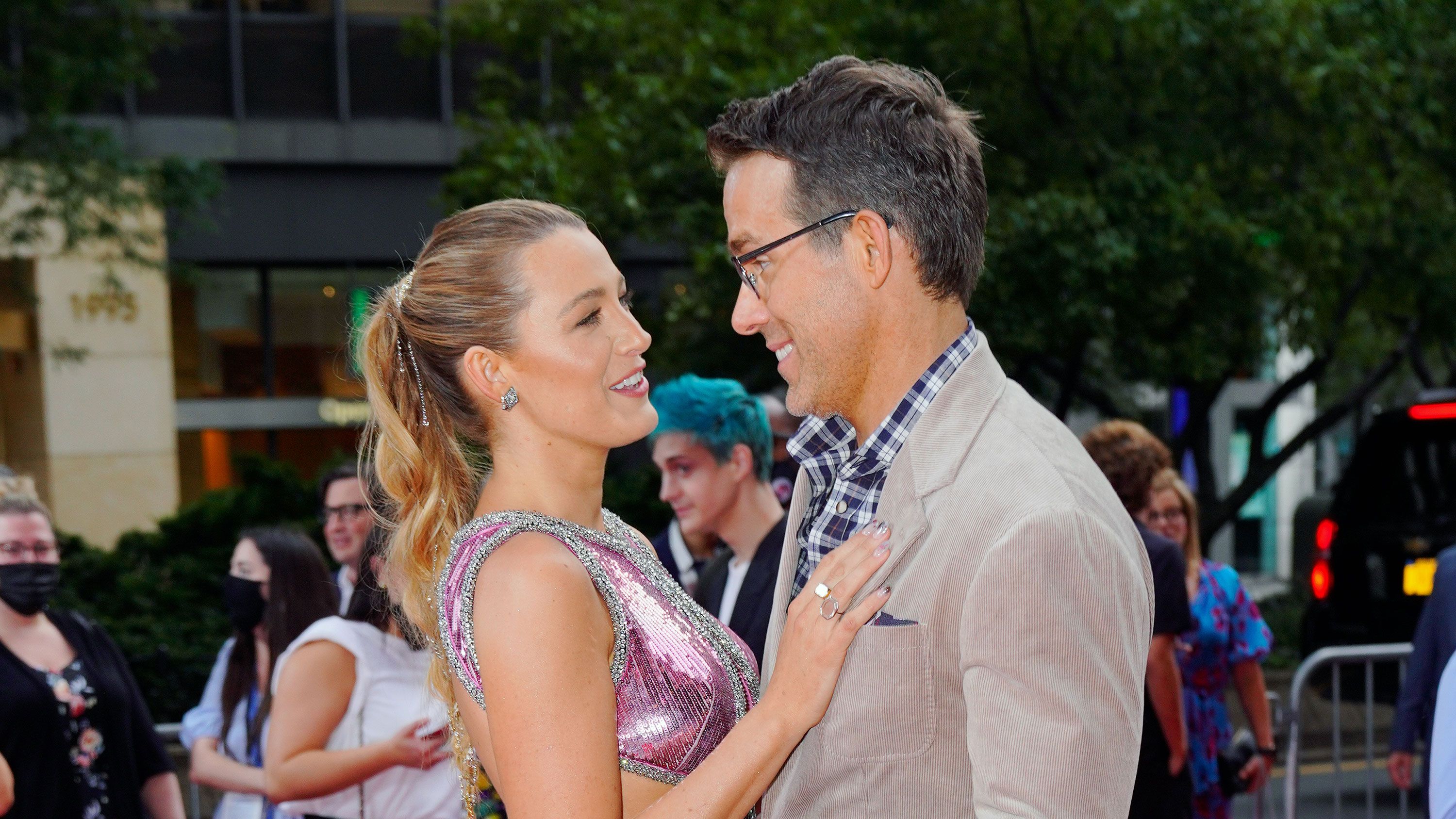 https://hips.hearstapps.com/hmg-prod/images/blake-lively-ryan-reynolds-gettyimages-1332239439.jpg?crop=1xw:0.7286269430051814xh;center,top