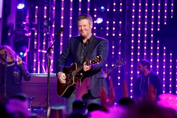 blake shelton 5 year old fan singing concert