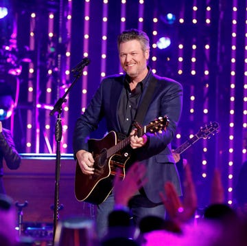 blake shelton 5 year old fan singing concert blake shelton 5 year old fan singing concert