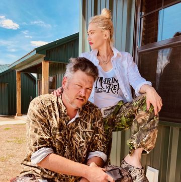 blake shelton is growing out his mullet and gwen is helping him style it