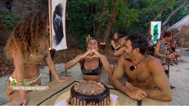 blanca manchon celebra el cumpleanos de sus gemelos en supervivientes con una gran tarta de chocolate tras conseguir ganar dos pruebas