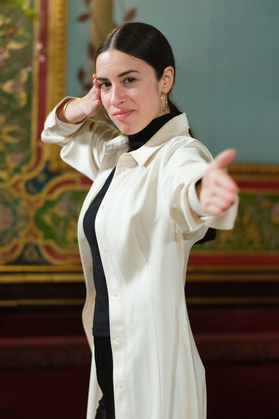 la cantante y su gesto de arquera