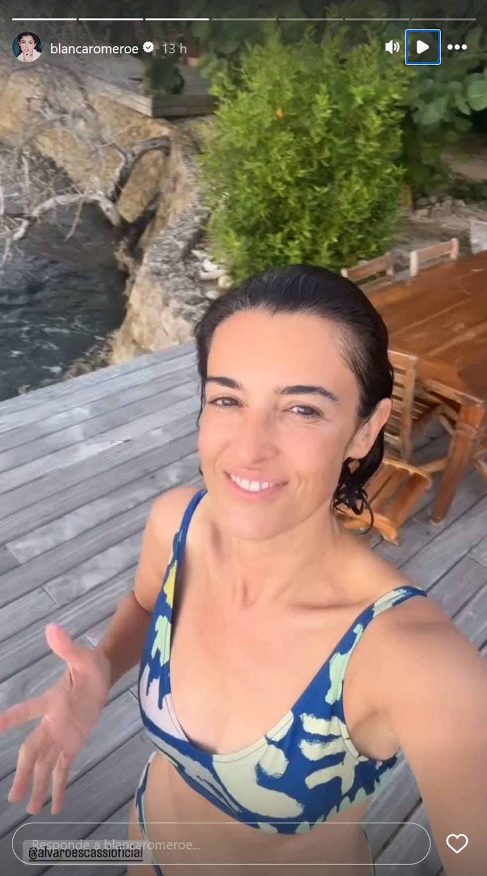 la asturiana con un bikini en tonos azules y verdes en una terraza