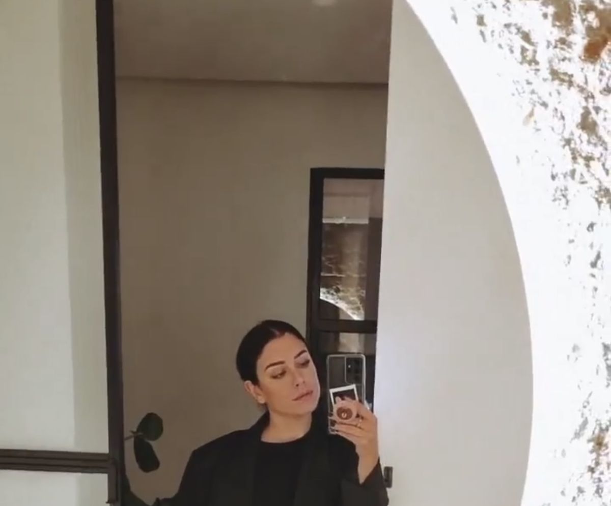 Blanca Suárez con negro de adidas Originals con blazer
