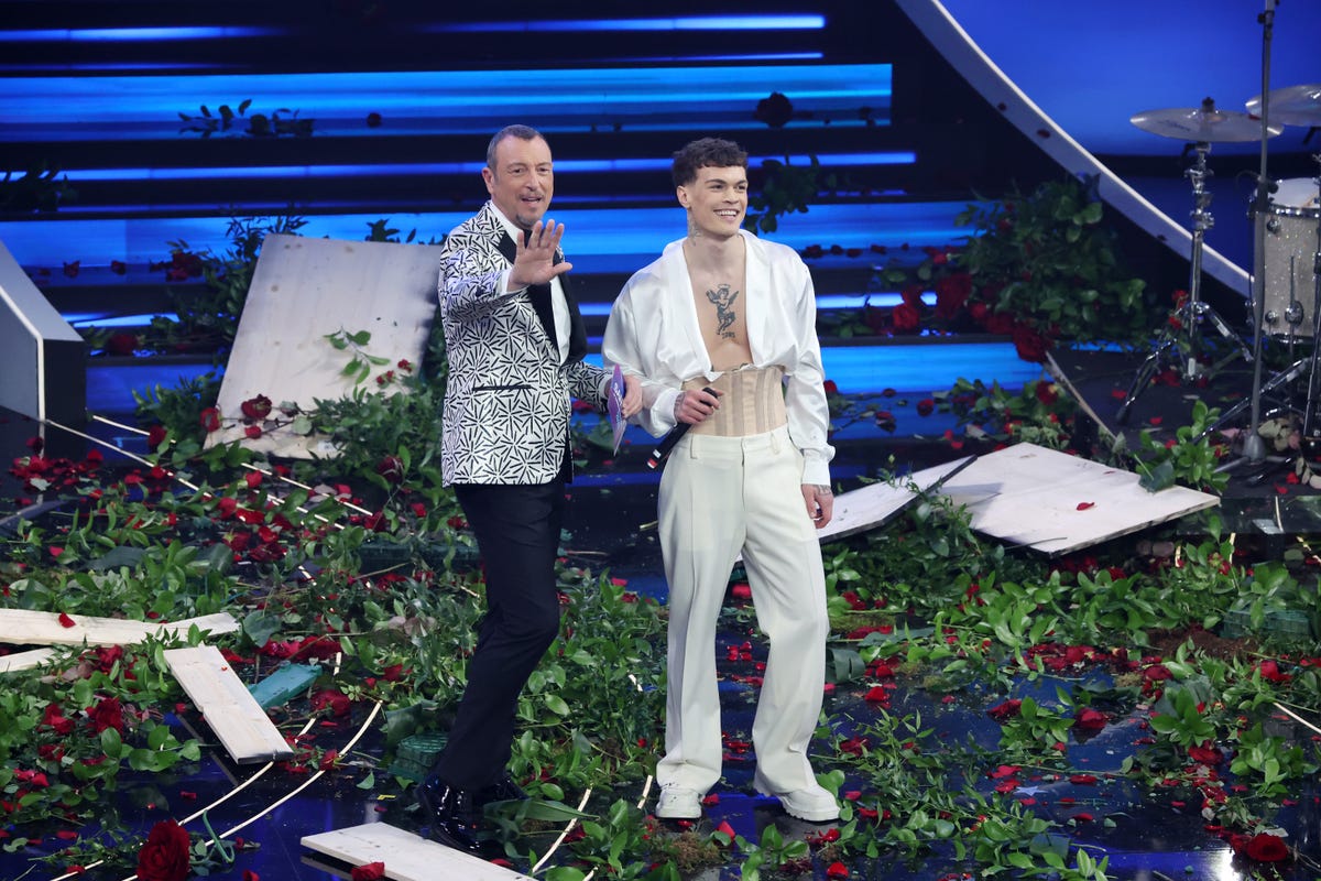 Sanremo 2023 - Blanco non sente la sua voce e distrugge il palco