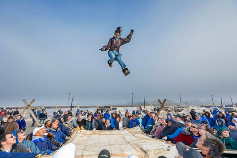 In de nasleep van de reisverboden van de regeringTrump zijn de VS een minder aantrekkelijke bestemming voor internationale reizigers geworden Er zijn weinig plekken waar de geest van onafhankelijkheid van dit land beter gevierd kan worden dan de wildernis van Alaska Hoewel veel reizigers deze staat bezoeken vanwege zijn ontzagwekkende nationale parken biedt het gebied ook de gelegenheid tot culturele uitwisseling en kennismaking met de geschiedenis van de inheemse volken van Alaska Neem een vlucht en kleed je warm aan naar Barrow met de inheemse naam Utqiavik een van de grootste nederzettingen van Iupiateskimos in de regio en verdiep je in de cultuur van de Iupiat Wie tussen mei en oktober gaat zal de zon niet onder zien gaan Af en toe worden hier ijsberen gespot maar poolvossen lemmingen en sneeuwuilen zijn gebruikelijke bezoekers