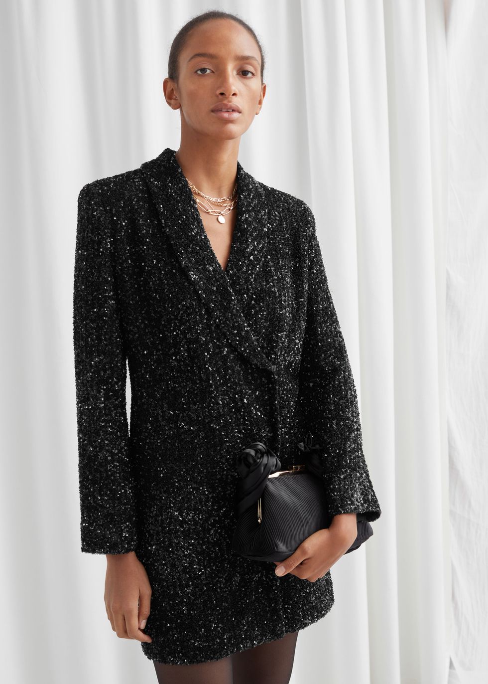Tra i vestiti per andare a ballare della moda inverno 2020 guarda l'ultimo look con le paillettes di Valentina Ferragni, un blazer-dress nero da copiare ASAP.