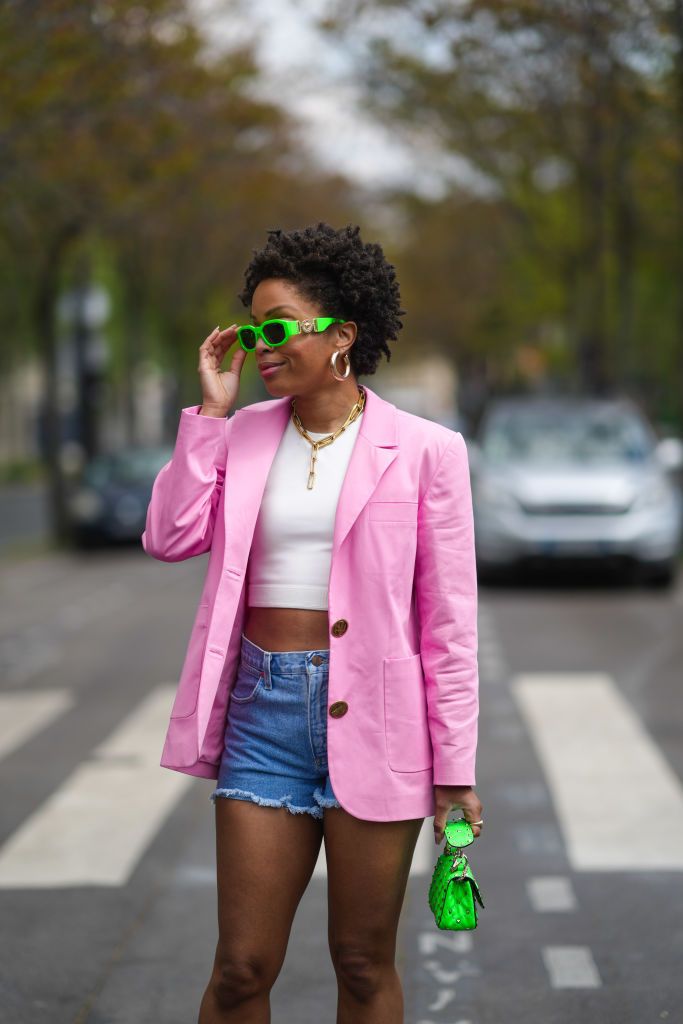 Americana rosa: la prenda buscada por las expertas en moda