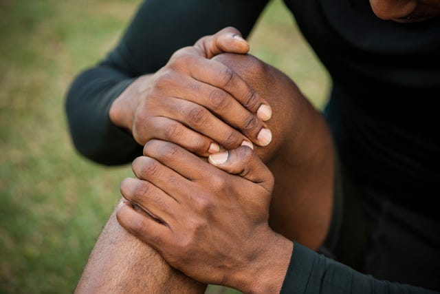 man-blessure-knie-pijn