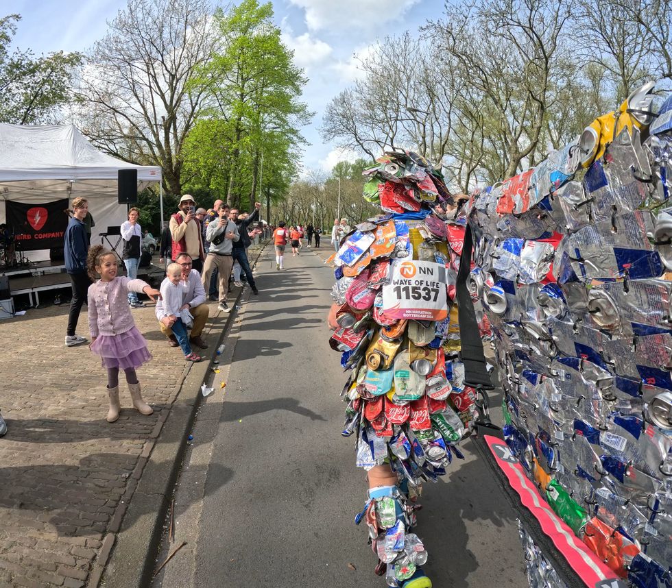 paul waye in zijn blikpak tijdens de rotterdam marathon