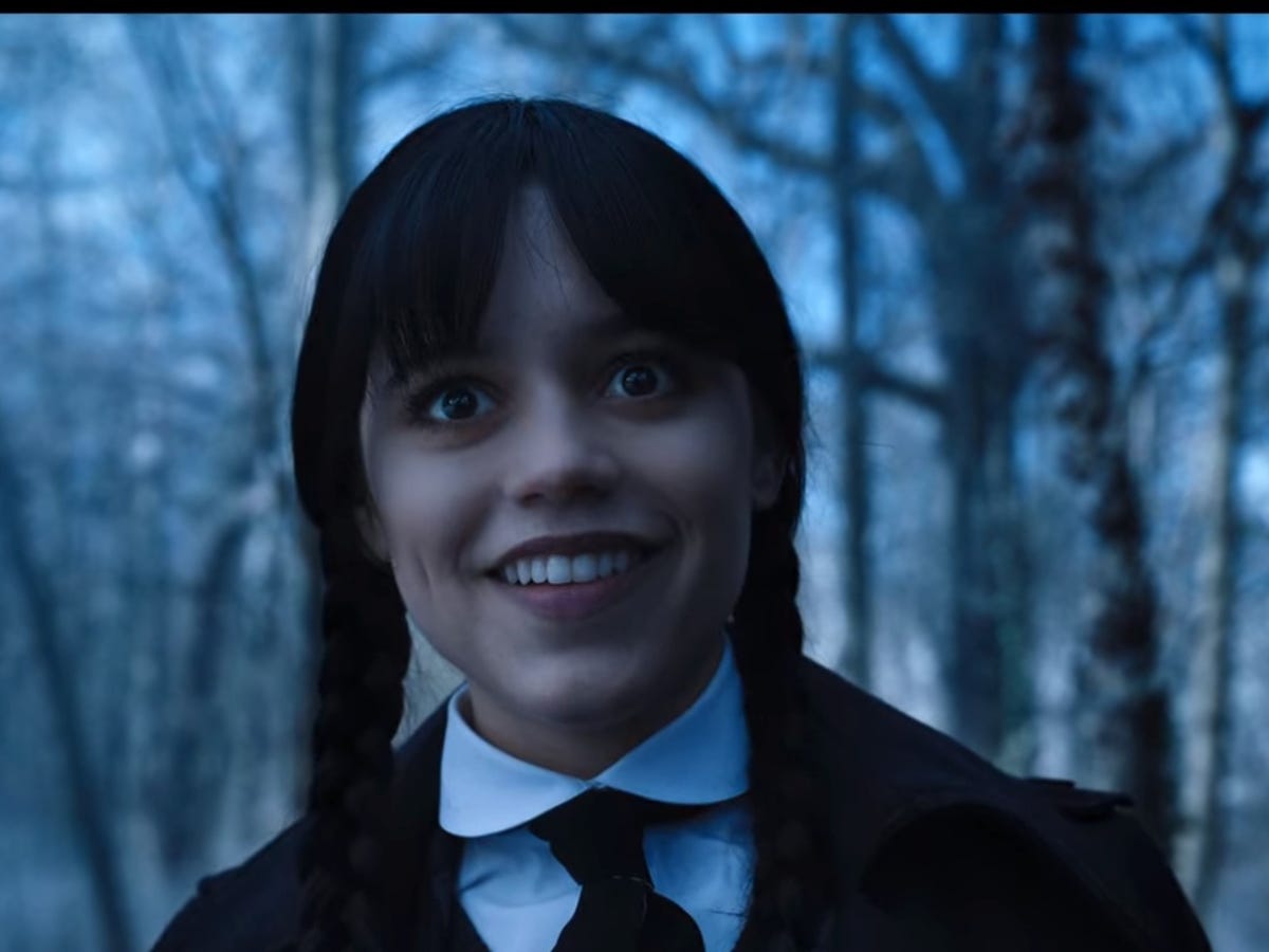 Does Wednesday Blink in Tim Burton and Netflix's Wednesday? Why Jenna  Ortega Never Blinks