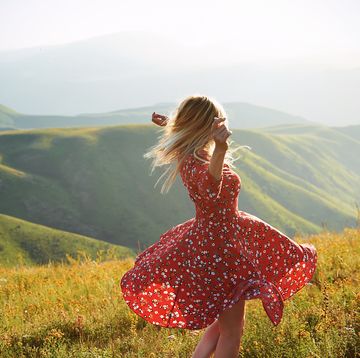 mujer con un vestido de flores