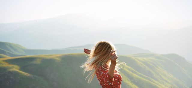 mujer con un vestido de flores