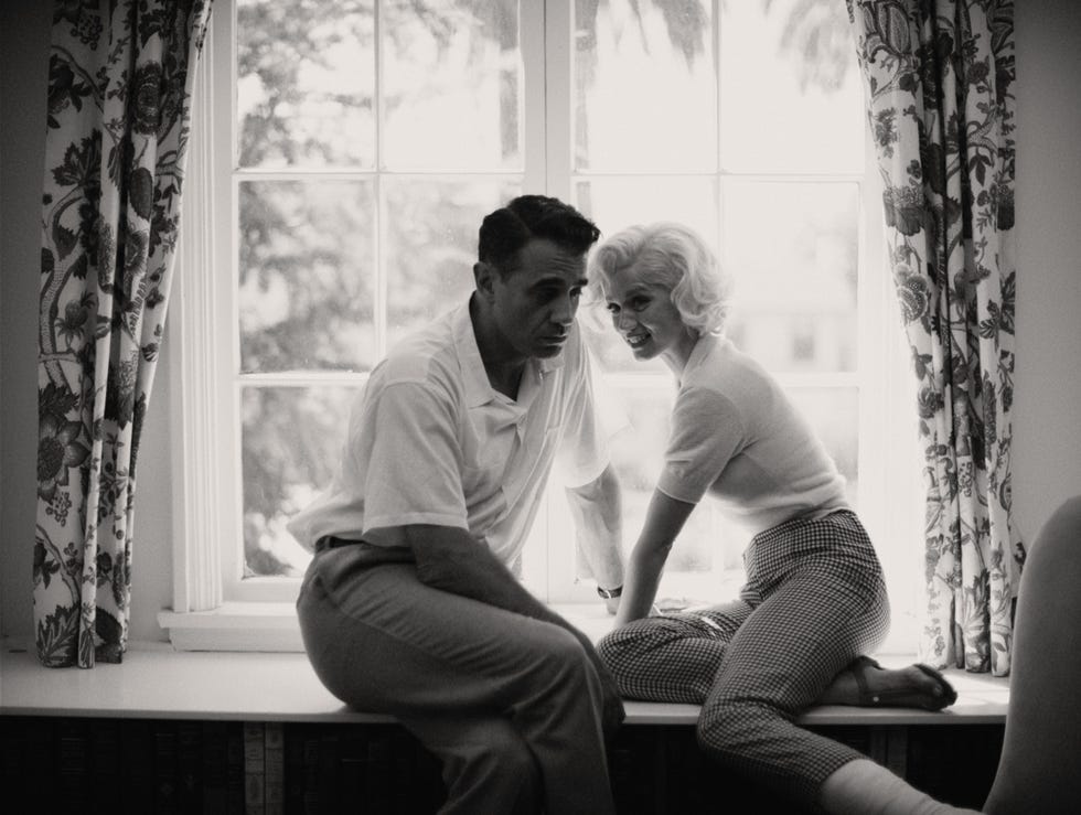 blonde l to r bobby cannavale as the ex athlete  ana de armas as marilyn monroe cr netflix © 2022