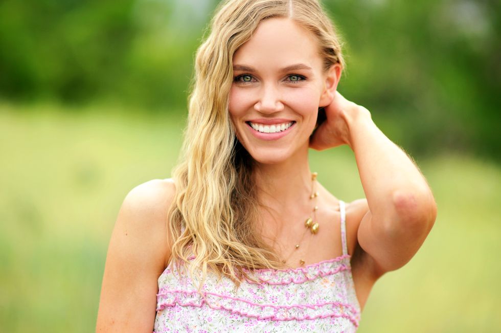mujer modelo collar