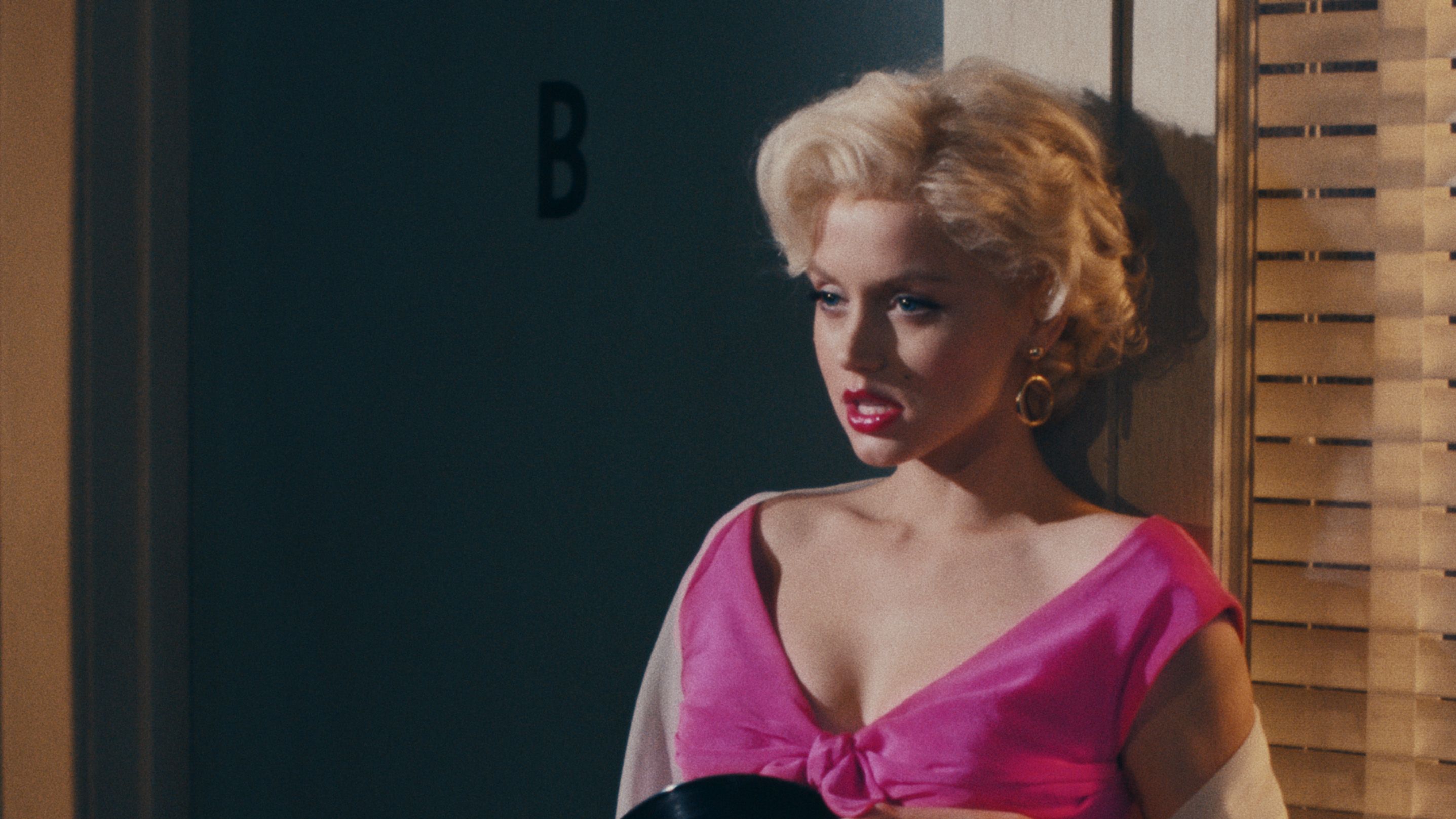 Little Blonde Feet Porn - The Wigs, Makeup, and Costumes Behind Ana de Armas' Marilyn Monroe  Transformation in 'Blonde'