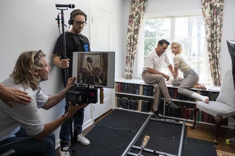 blonde l to r director andrew dominik, boom operator ben greaves, bobby cannavale as the ex athlete, and ana de armas as marilyn monroe cr matt kennedy  netflix © 2022